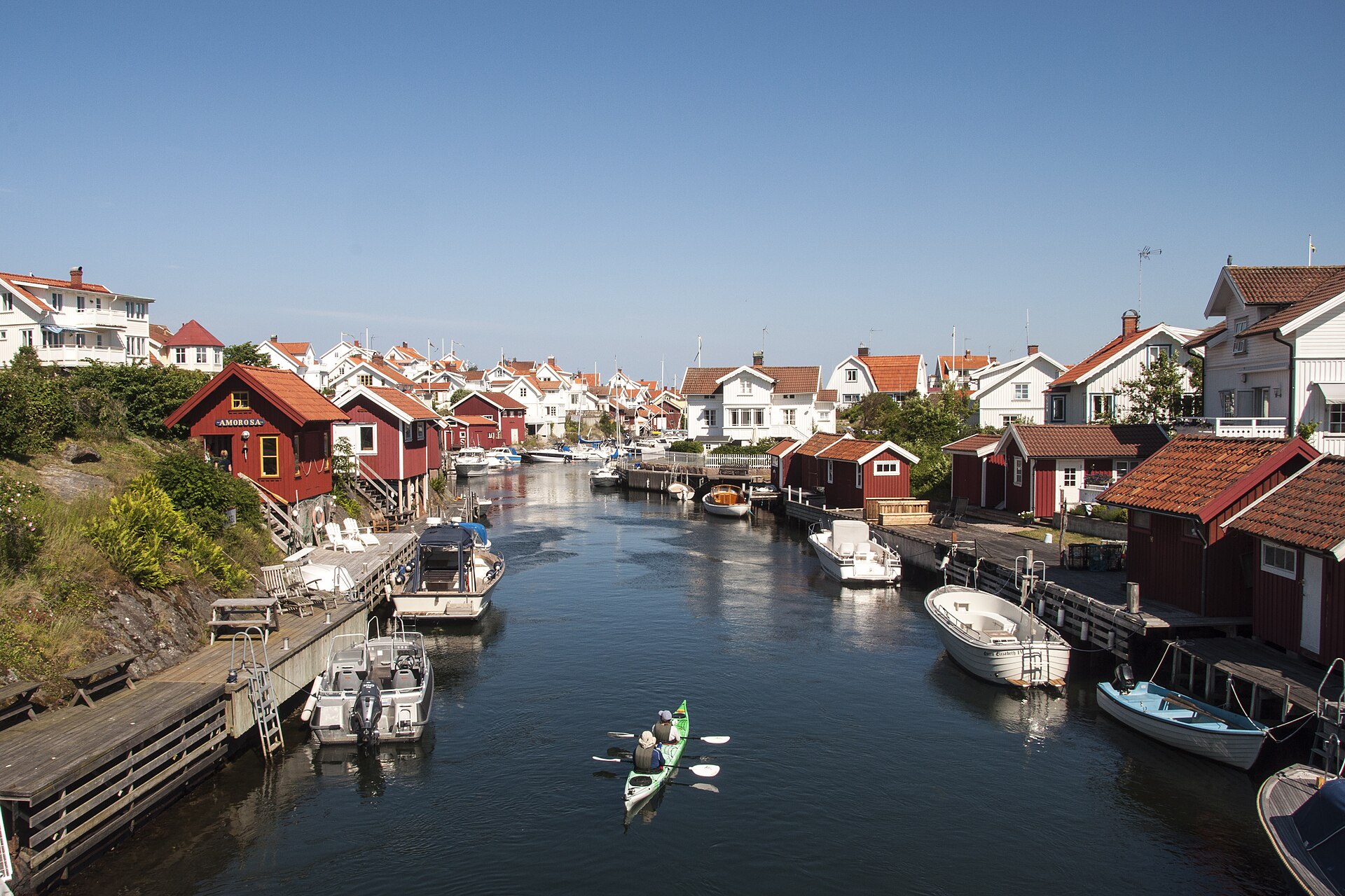 Grundsunds fiskeläge i Bohuslän med röda sjöbodar och båtar